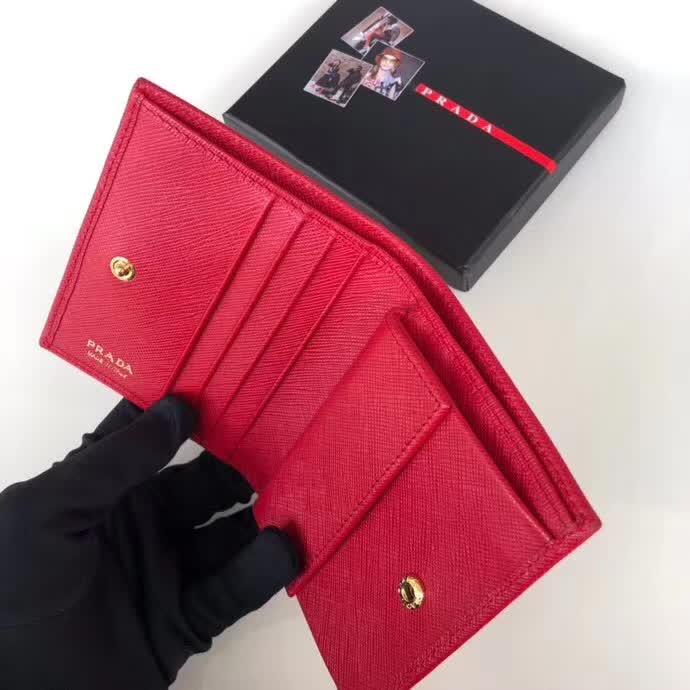 【原版皮】普拉达/Prada 短款钱夹,选用十字纹小牛皮裁制而成,点缀金色散字唛徽标,简单实用,提升个人品味的一款,款号:1M0204