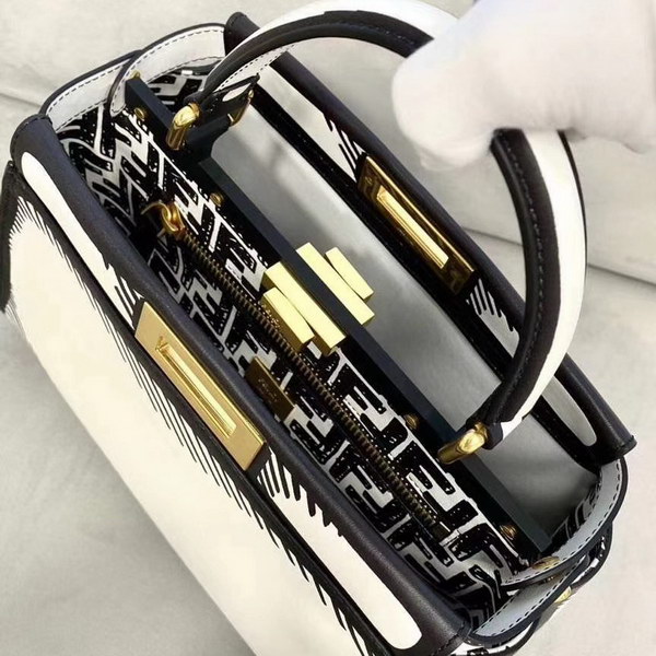 【原版皮】芬迪/Fendi 加州天空系列手Peekaboo手袋,白色皮革材质,以对比鲜明的黑色图形轮廓为特色,营造出二维效果,两侧则缀以经典的扭锁,内衬饰有黑色图形轮廓,构成FF图案,挂饰,字母肩带需另行购买,款号: 8306M