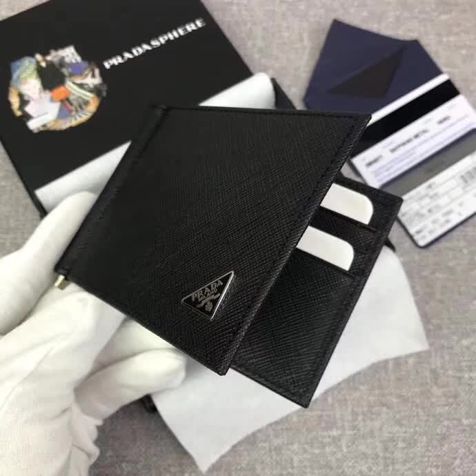 【原版皮】普拉达/Prada 金属钱夹,选用十字纹小牛皮裁制而成,边角饰三角珐琅涂层徽标,款号:2MN077