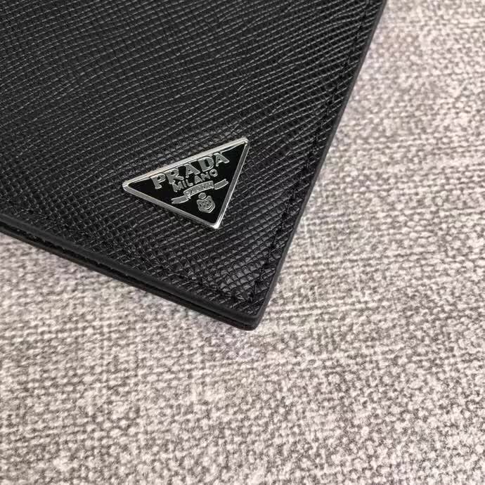 【原版皮】普拉达/Prada 短款钱夹,选用十字纹小牛皮裁制而成,边角点缀三角唛,经典之作,简单时尚,款号:2M0513