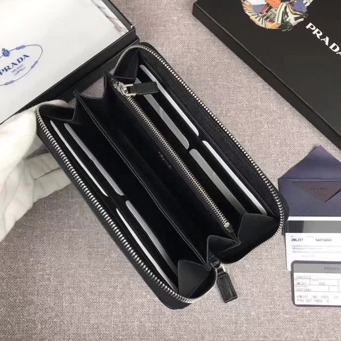 【原版皮】普拉达/Prada 拉链钱夹,选用十字纹小牛皮裁制而成,绗缝特别的皮革徽标设计凸显个性,时尚炫酷,就是要你好看,款号:2ML317