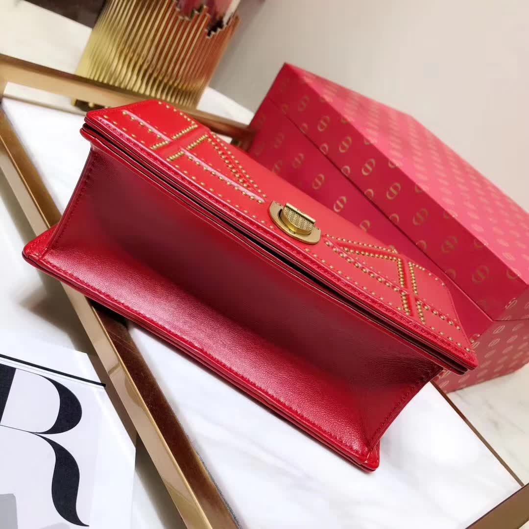 【原版皮】迪奥/Dior 链条包,选用小羊皮裁制而成,缀以饰钉 Archicannage藤格纹图案,徽章锁扣,美得不要不要的