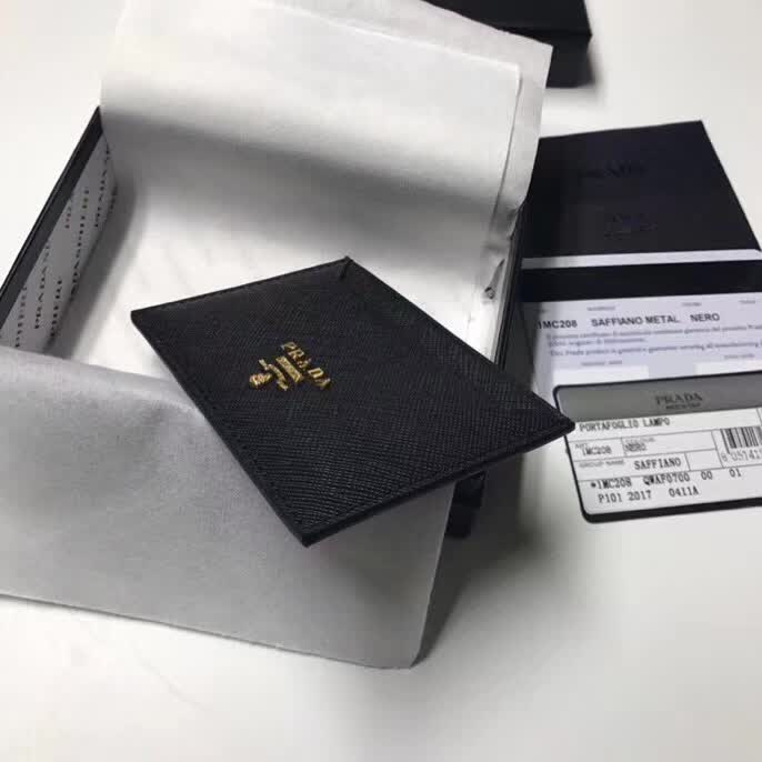 【原版皮】普拉达/Prada 卡包,选用十字纹牛皮裁制而成,精湛走线均匀整齐,油边顺滑,做工精致如图可见,款号:1MC208