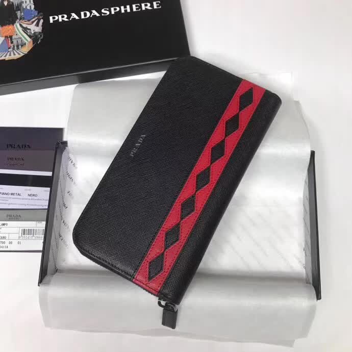 【原版皮】普拉达/Prada 拉链钱夹,选用十字纹牛皮裁制而成,饰以菱形拼色,精湛走线均匀整齐,油边顺滑,款号:2ML317