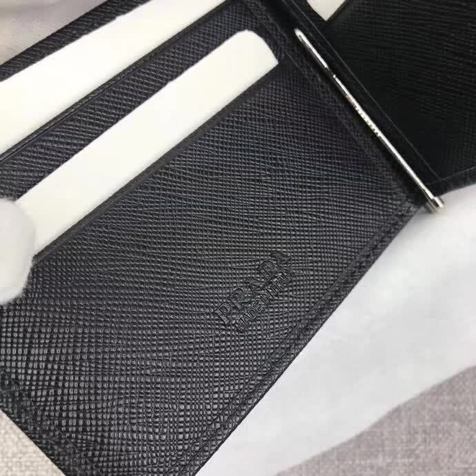 【原版皮】普拉达/Prada 金属钱夹,选用十字纹小牛皮裁制而成,边角饰三角珐琅涂层徽标,款号:2MN077