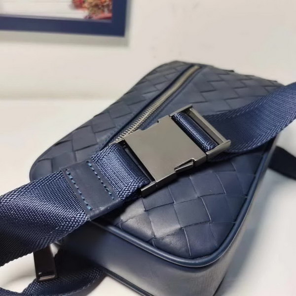 【原版皮】宝缇嘉/BV 男士胸包,腰包,采用蜡胎牛皮精心裁制而成,手工编织,造型贴合身形,空间充裕,非常实用,款号:80182618