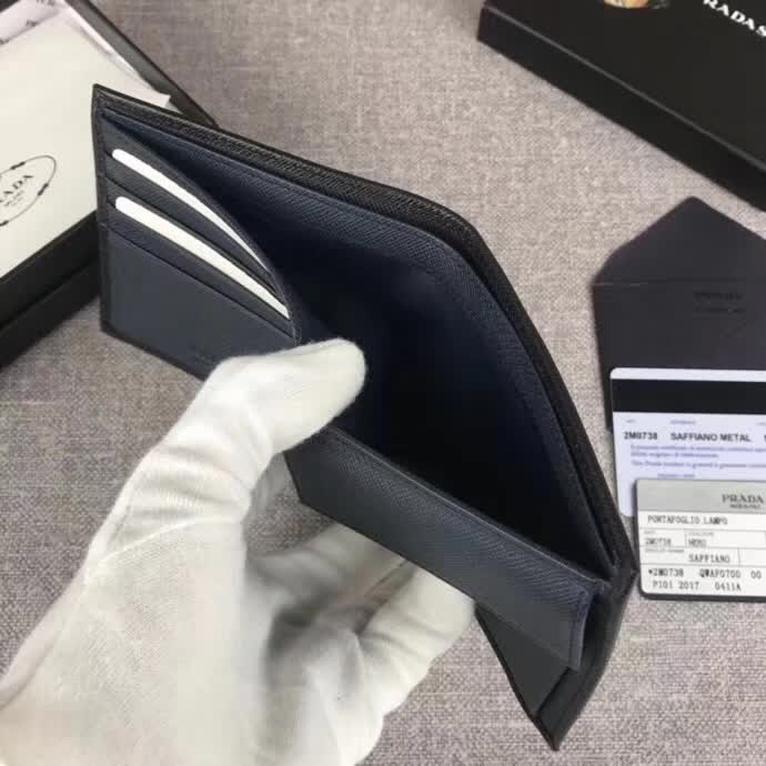 【原版皮】普拉达/Prada 短款钱夹，选用十字纹小牛皮裁制而成，边角点缀字母徽标，经典之作，简单时尚，款号：2M0738