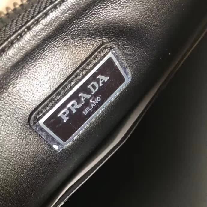【原版皮】普拉达/Prada 男士手包,选用十字纹小牛皮裁制而成,边角点缀同色小公仔徽标,尽显高档时尚,低调而又奢华,款号:2NG005