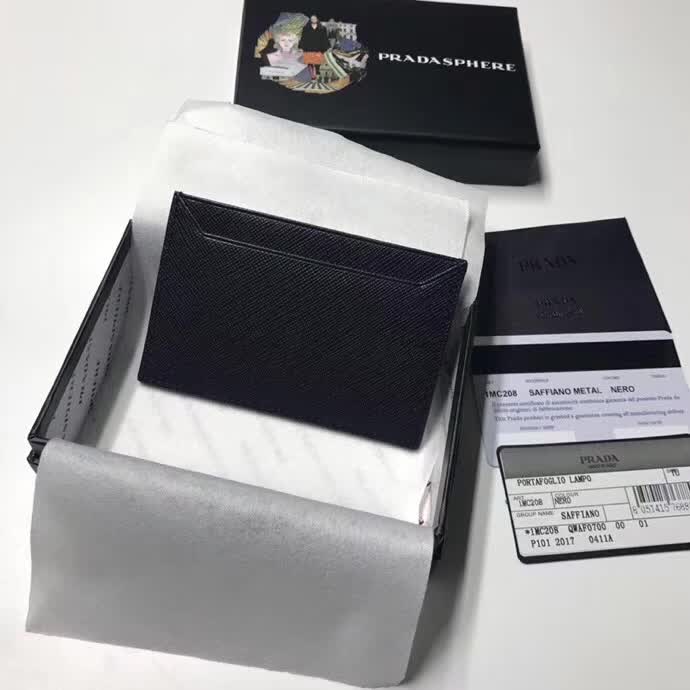 【原版皮】普拉达/Prada 卡包,选用十字纹牛皮裁制而成,精湛走线均匀整齐,油边顺滑,做工精致如图可见,款号:1MC208