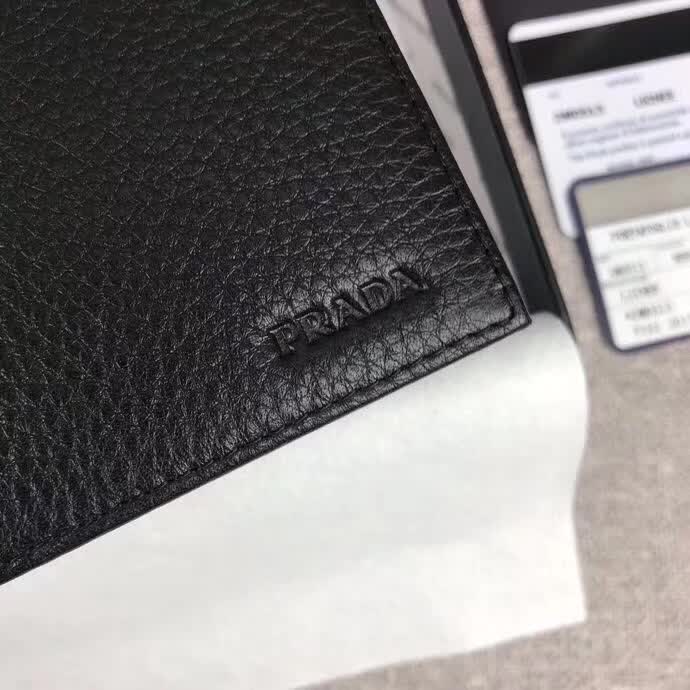 【原版皮】普拉达/Prada 短款钱夹,选用摔纹小牛皮裁制而成,边角热压印字母标识,经典之作,简单时尚,款号:2M0513