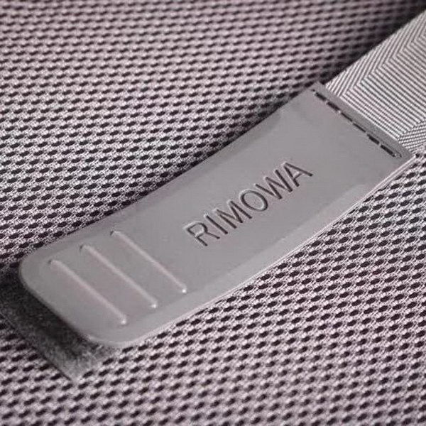 日默瓦/Rimowa 旅行箱,全铝镁合金,经典款的新版本,彩色皮质把手,购买就送透明套,4个轮子,2个手把,绑带,想怎么换就怎么换,永远是街头机场最靓的你