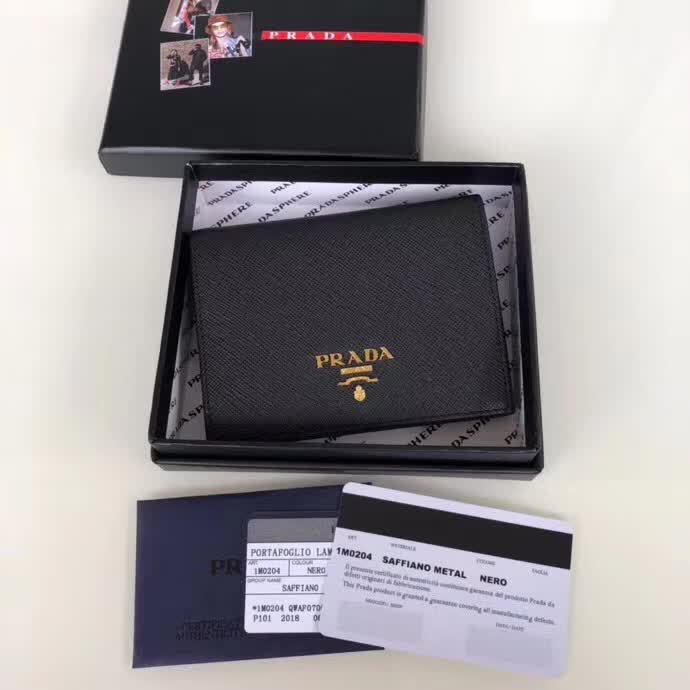 【原版皮】普拉达/Prada 短款钱夹，选用十字纹小牛皮裁制而成，点缀金色散字唛徽标，简单实用，提升个人品味的一款，款号：1M0204