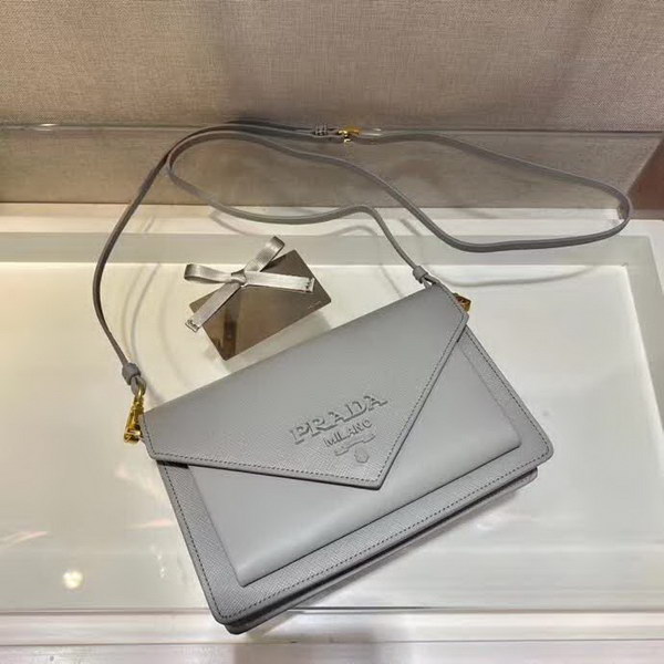 【原版皮】普拉达/Prada 肩背包,诠释精致的极简主义设计格调,一枚金属徽标点缀其上,昭示品牌身份,可拆卸可调式皮革肩带,又可当手包,内配可拆卸镜子,款号: 1BP020