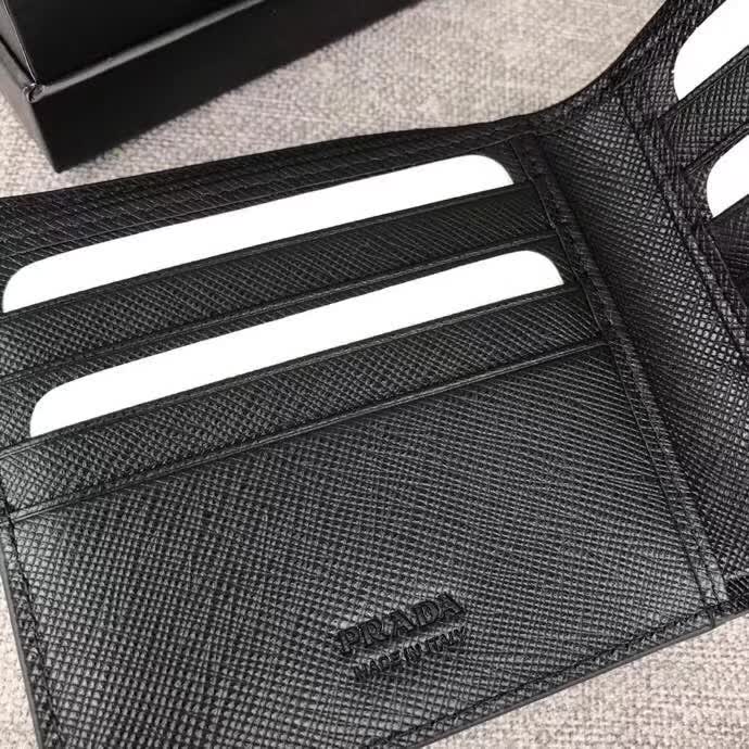 【原版皮】普拉达/Prada 短款钱夹,选用十字纹小牛皮裁制而成,边角点缀三角唛,经典之作,简单时尚,款号:2M0513