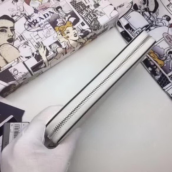 【原版皮】普拉达/Prada 拉链钱夹,选用十字纹牛皮裁制而成,饰以黑色经典丝印徽标,风格优雅简约,款号:2ML317