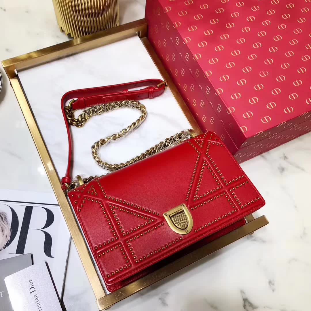 【原版皮】迪奥/Dior 链条包,选用小羊皮裁制而成,缀以饰钉 Archicannage藤格纹图案,徽章锁扣,美得不要不要的
