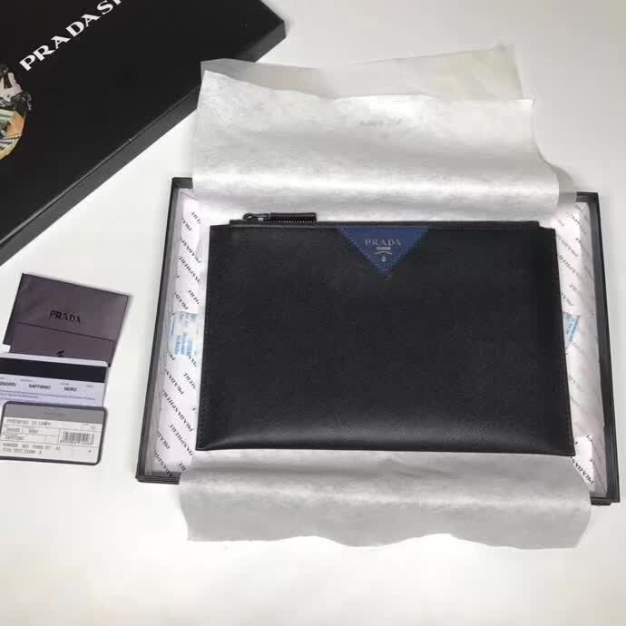 【原版皮】普拉达/Prada 男士手包,选用十字纹小牛皮裁制而成,正面点缀品牌三角散字徽标,款号:2NG05V