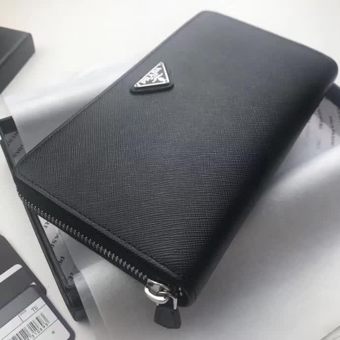 【原版皮】普拉达/Prada 拉链钱夹,选用十字纹小牛皮裁制而成,正面点缀三角唛徽标,经典之作,简单时尚,款号:1M1188