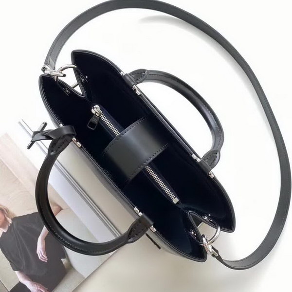 【原版皮】路易威登/LV 手袋,以Taurillon皮革勾勒挺括构型袋身,顶部手柄实现优雅手提,可拆卸肩带方便斜挎,款号:M51333