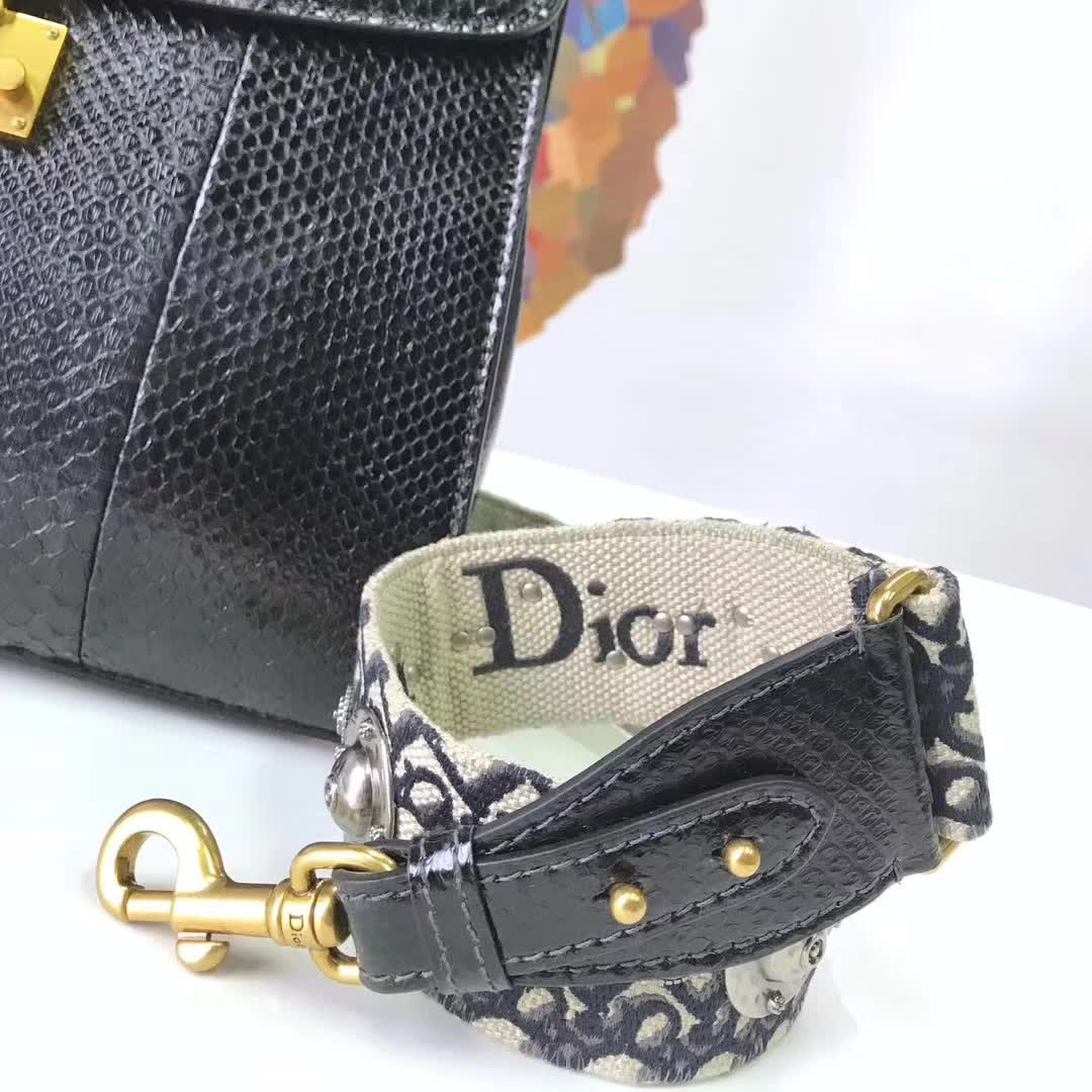 【原版皮】迪奥/Dior 手提包,选用蛇皮纹小牛皮裁制而成,饰以品牌标识字母锁扣,低调奢华,简约时尚