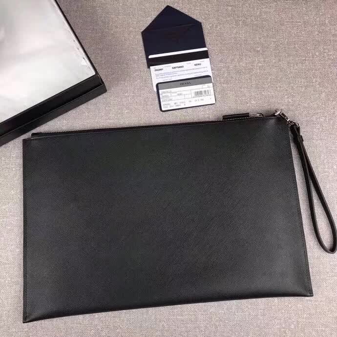 【原版皮】普拉达/Prada 男士手包,限量版,选用十字纹小牛皮裁制而成,绗缝特别的皮革徽标设计凸显个性,时尚炫酷,就是要你好看,款号:2NG001