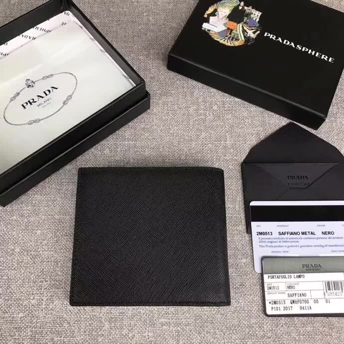 【原版皮】普拉达/Prada 短款钱夹,选用十字纹小牛皮裁制而成,边角点缀三角唛,经典之作,简单时尚,款号:2M0513