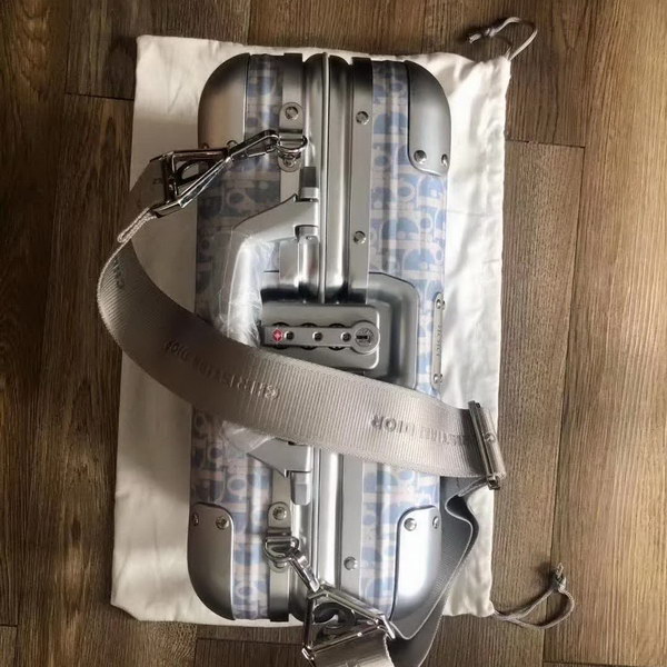 迪奥Dior X 日默瓦/RiMoWa 独家定制款化妆箱,汇集艺术,时尚与设计,领先时装周发售,体现精湛的手工匠艺和专业技术