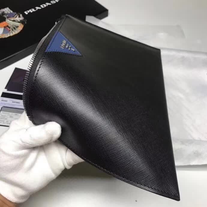 【原版皮】普拉达/Prada 男士手包,选用十字纹小牛皮裁制而成,正面点缀品牌三角散字徽标,款号:2NG05V