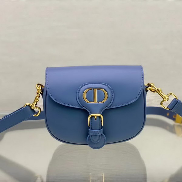 【原版皮】迪奥/Dior bobby 手袋,复古CD logo,硬挺的包身,五金做旧增加了复古感,不易磨损,采用光面牛皮革精心制作,饰以复古金色五金配件提升格调,柔软而富有质感,点缀有军装风格搭扣,款号:M9317