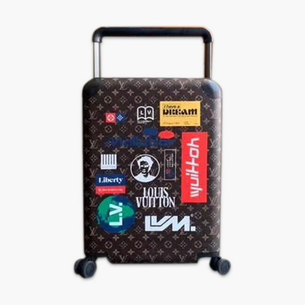 路易威登/LV Horizon 50拉杆箱,以个性创意革传奇经典,为标志性Monogram帆布点缀旅行贴饰,皮革边角保护和超大外置拉杆丰富智慧细节,打造优雅且实用的旅行伴侣