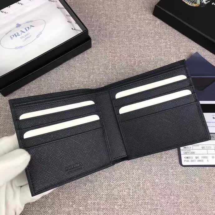 【原版皮】普拉达/Prada 短款钱夹,选用十字纹小牛皮镶嵌彩带皮革裁制而成,精湛走线均匀整齐,做工精湛,款号:2M0513