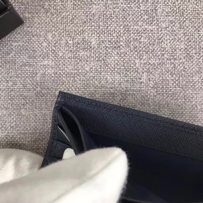 【原版皮】普拉达/Prada 短款钱夹,选用十字纹小牛皮裁制而成,边角点缀三角唛,经典之作,简单时尚,款号:2M0513