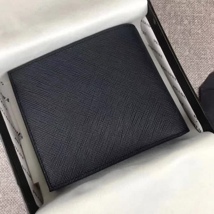 【原版皮】普拉达/Prada 短款钱夹,选用十字纹小牛皮裁制而成,边角点缀散字唛徽标,经典之作,简单时尚,款号:2M0738