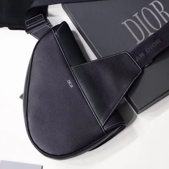 【原版皮】迪奥/Dior 马鞍包,选用颗粒纹小牛皮裁制而成,饰有Christian Dior带扣细节,彰显出自由与独特个性,看起来帅气又低调