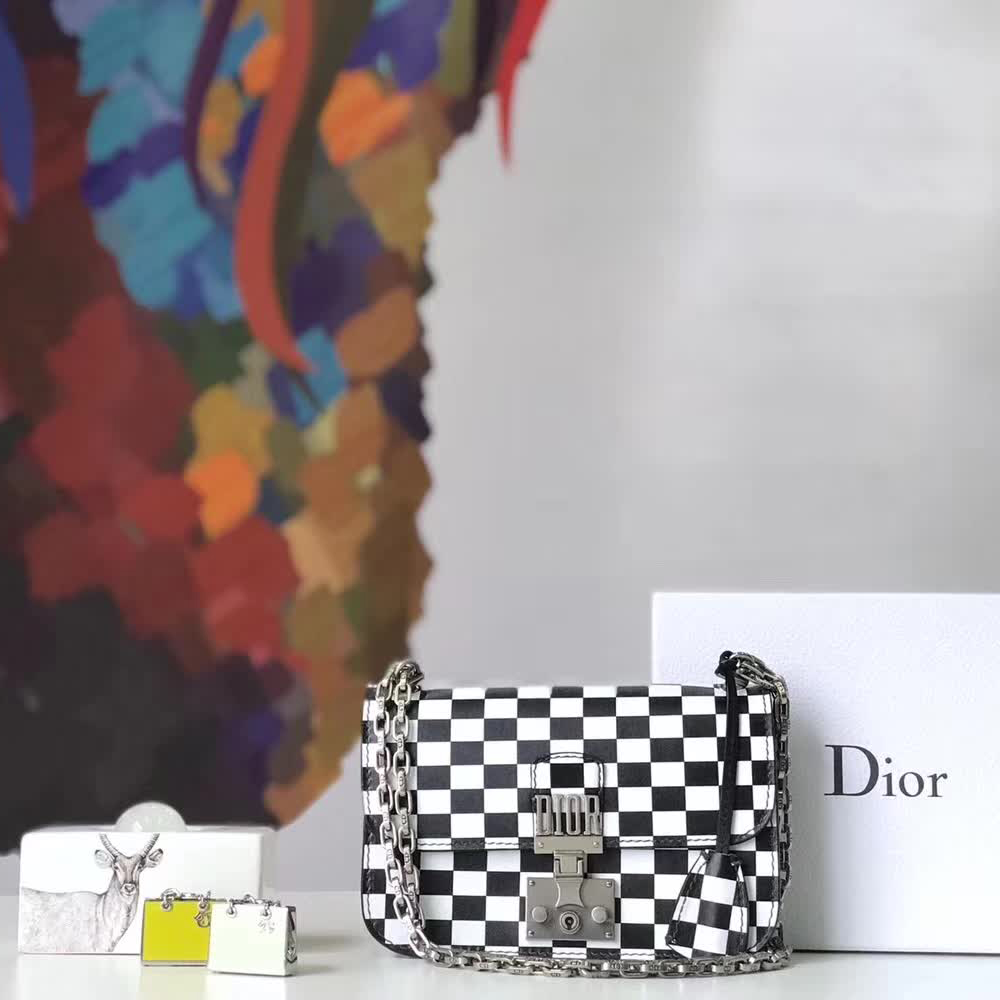 【原版皮】迪奥/Dior 链条包,黑白格之间的搭配,显得这个包格外有特色,饰以精致又摩登复古品牌标识锁扣,很有年代感,搭配链条肩带,真是perfect,款号:M5816
