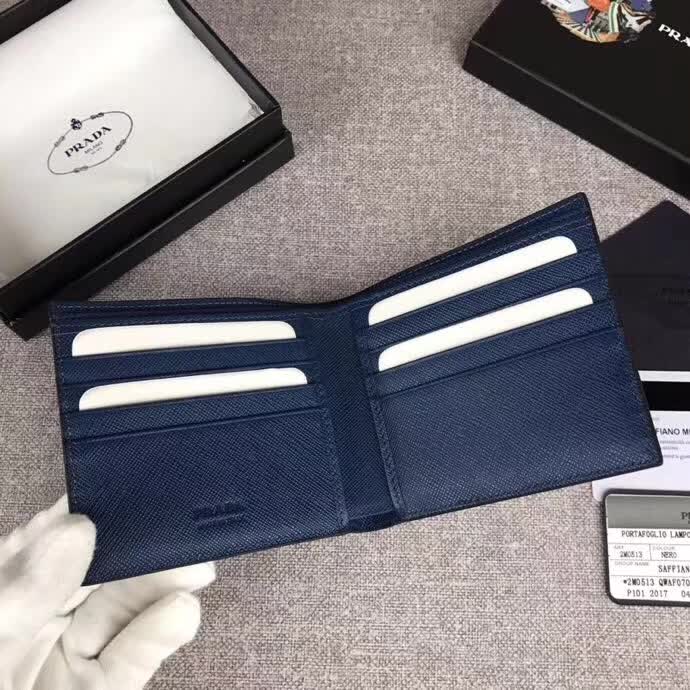 【原版皮】普拉达/Prada 短款钱夹,选用十字纹小牛皮裁制而成,边角点缀三角散字唛标识,精湛走线均匀整齐,做工精湛,款号:2M0513