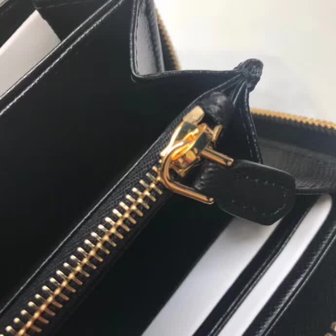 【原版皮】普拉达/Prada 拉链钱夹,选用十字纹小牛皮裁制而成,正面点缀金色散字徽标,尽显高档时尚,低调而又奢华,款号:1ML506