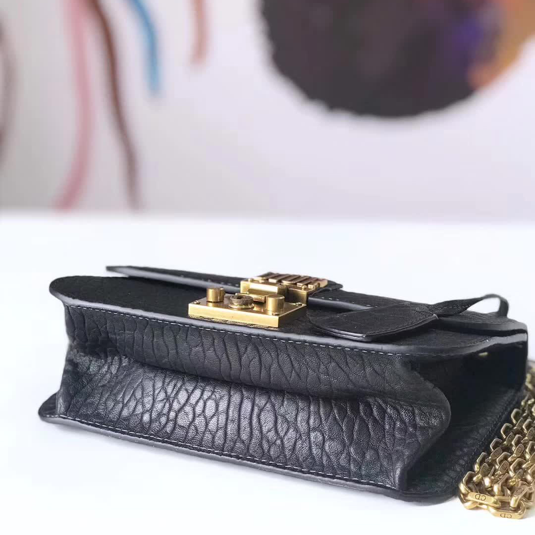 【原版皮】迪奥/Dior 链条包,选用大象纹小牛皮裁制而成,饰以精致又摩登复古品牌标识锁扣,很有年代感,搭配链条肩带,真是perfect,款号:M5816