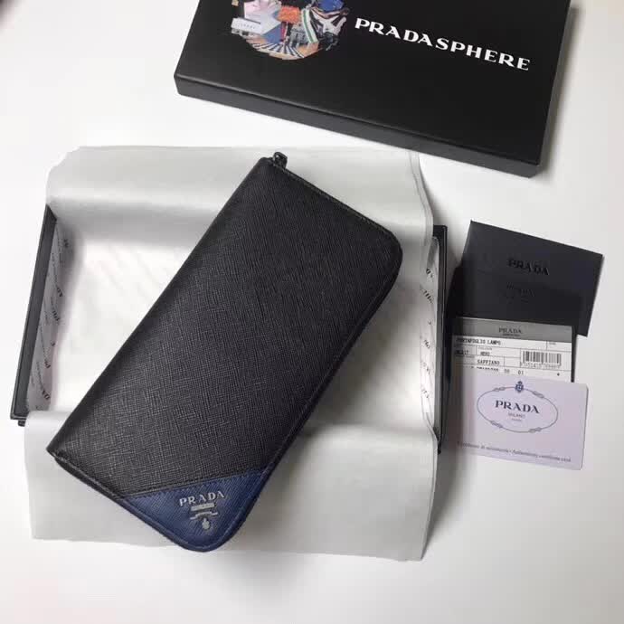 【原版皮】普拉达/Prada 拉链钱夹,选用十字纹小牛皮裁制而成,边角点缀三角散字徽标,经典之作,简单时尚,款号:2ML317
