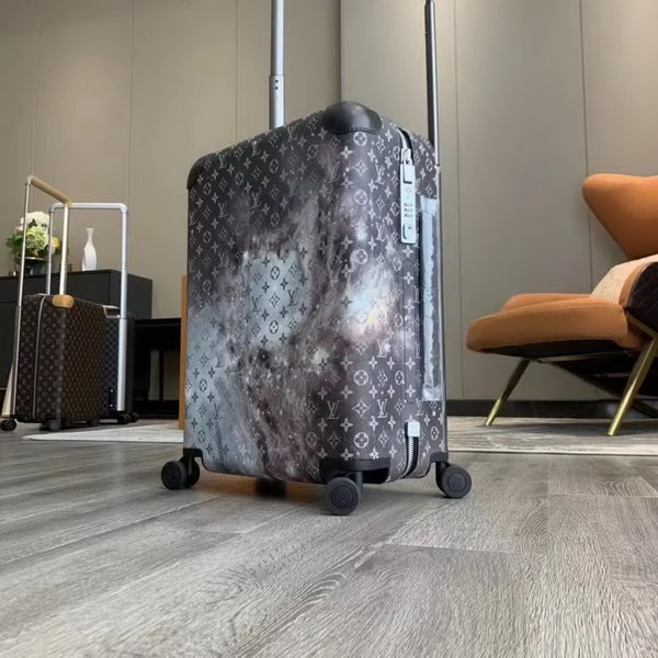 路易威登/LV 星空Horizon拉杆箱以个性创意革新,追溯品牌传统行李箱的设计风尚,皮革边角保护和超大外置拉杆丰富智慧细节,打造优雅且实用的旅行伴侣