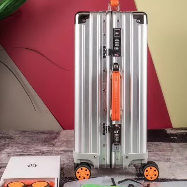 日默瓦/Rimowa 旅行箱,全铝镁合金,经典款的新版本,彩色皮质把手,购买就送透明套,4个轮子,2个手把,绑带,想怎么换就怎么换,永远是街头机场最靓的你