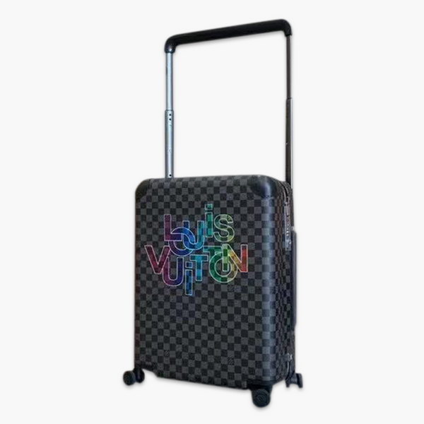 路易威登/LV Horizon 50拉杆箱,选用 Damier Graphite 帆布,印有设计的新款彩色交织字母品牌标识,光滑外层包裹轻巧的铝制拉杆,使箱内平整,箱内设计精简