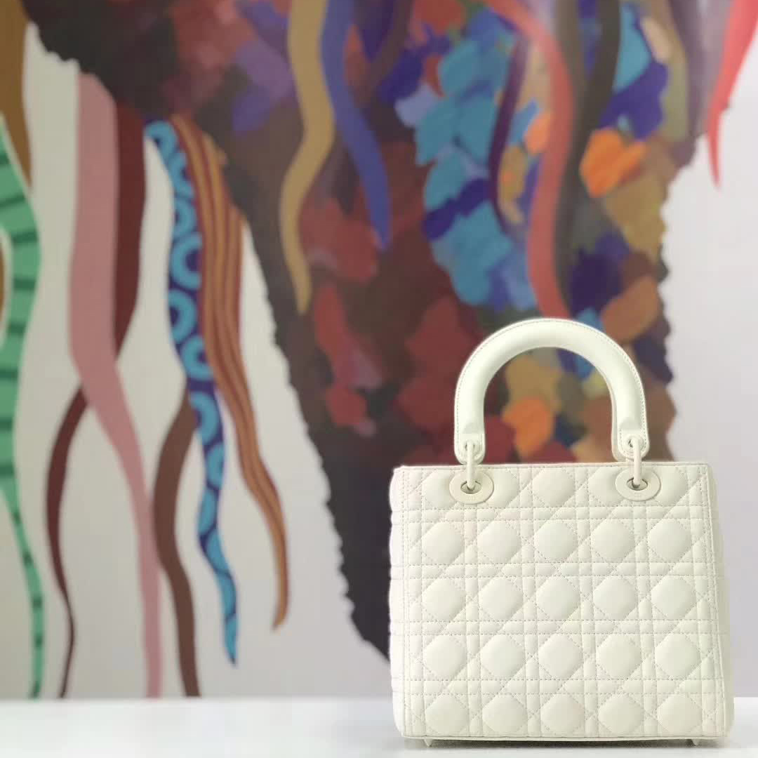 【原版皮】迪奥/Dior 戴妃包,磨砂系列,选用小牛皮绗缝藤格纹,饰有 Ultra matte 饰面金属配饰