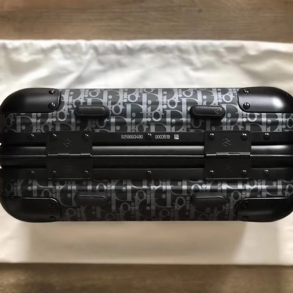 迪奥Dior X 日默瓦/RiMoWa 独家定制款化妆箱,汇集艺术,时尚与设计,领先时装周发售,体现精湛的手工匠艺和专业技术