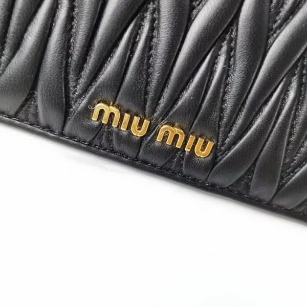 【原版皮】缪缪/Miu Miu 拉链钱夹,采用小羊皮材质精心裁制而成,Matelasse花纹图案,内里标识烫字,款号:5MB00