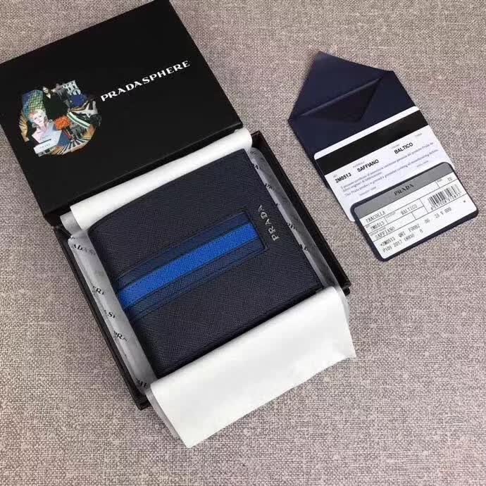 【原版皮】普拉达/Prada 短款钱夹,选用十字纹小牛皮镶嵌彩带皮革裁制而成,精湛走线均匀整齐,做工精湛,款号:2M0513