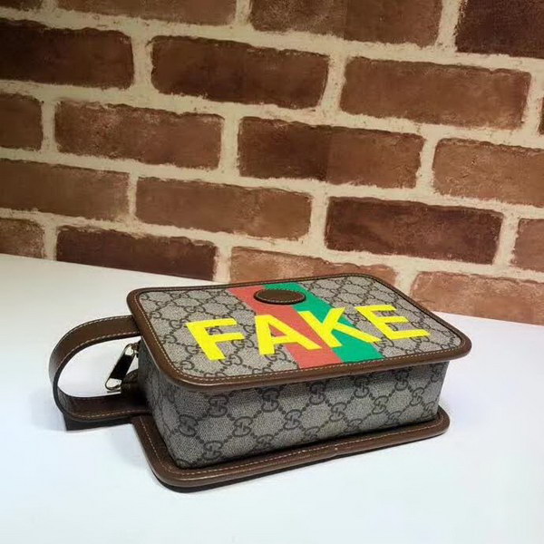 【原版皮】古驰/Gucci 印花手拿包,经典GG Supreme高级人造帆布匠心制成,点缀Fake和Not词语印花,在品牌标志性元素中注入诙谐意味,款号:636243