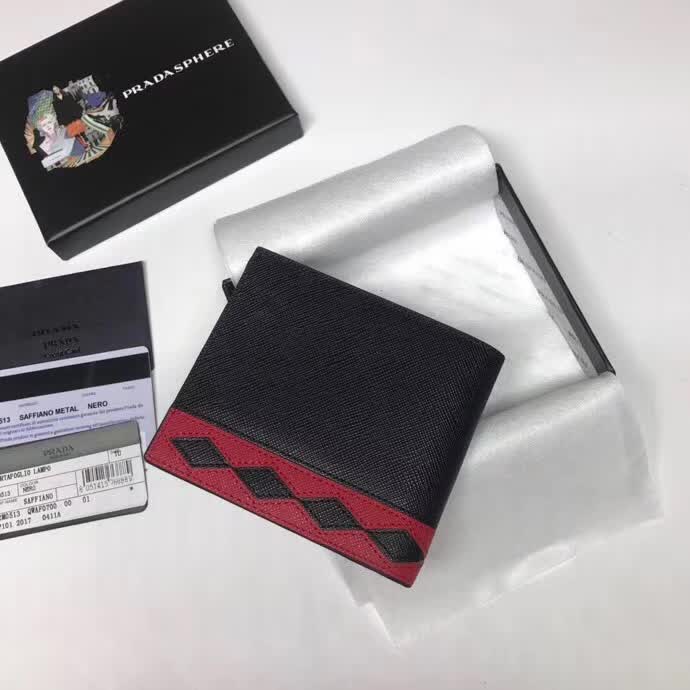 【原版皮】普拉达/Prada 短款钱夹,选用十字纹牛皮裁制而成,饰以菱形拼色,精湛走线均匀整齐,油边顺滑,款号:2M0513