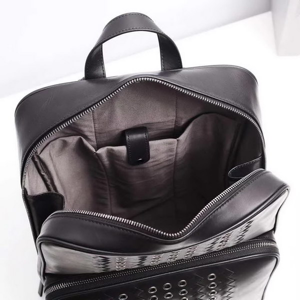 【原版皮】宝缇嘉/BV 男士双肩包,融合VN Eyelets工艺新颖呈现,光滑打蜡小牛皮基底上,大号金属孔眼条纹和intrecciato编织图案交织呈现,相映成趣,款号:80186608A