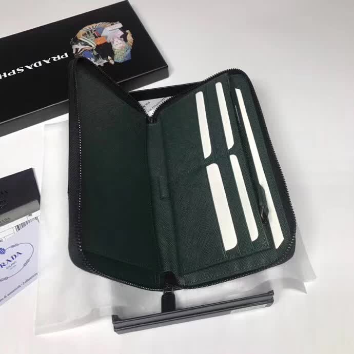 【原版皮】普拉达/Prada 拉链钱夹,选用十字纹小牛皮裁制而成,边角点缀三角散字徽标,经典之作,简单时尚,款号:2ML188